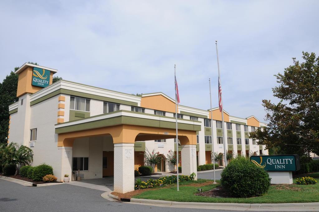 Quality Inn Huntersville Near Lake Norman Exterior photo
